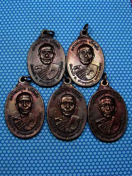 วัดใจ 5 เหรียญ*** หลวงพ่อคูณตลาดไทรเก่า ปี 22 ทองแดงรมดำสภาพสวย ชุด 1