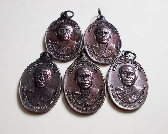 วัดใจ 5 เหรียญ*** หลวงพ่อคูณตลาดไทรเก่า ปี 22 ทองแดงรมดำสภาพสวย*1