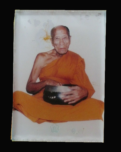 วัดใจครับ!!รูปถ่ายอัดกระจกหลวงปู่คำบุ วัดกุดชมภู จ.อุบลฯ