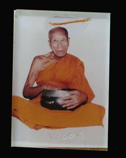 วัดใจครับ!!!รูปถ่ายอัดกระจกหลวงปู่คำบุ วัดกุดชมภู จ.อุบลฯ