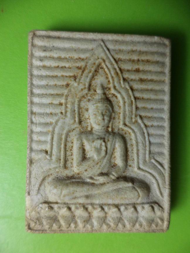 พระพุทธเนื้อผงหลังยันต์ เคาะเดียวครับ