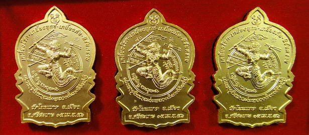 เหรียญนั่งพานรุ่น"ชนะมาร" เนื้อทองแดงกะหลั่ยทองลงยา ชุด 3 สี หลวงปู่เกลี้ยง วัดโนนแกด