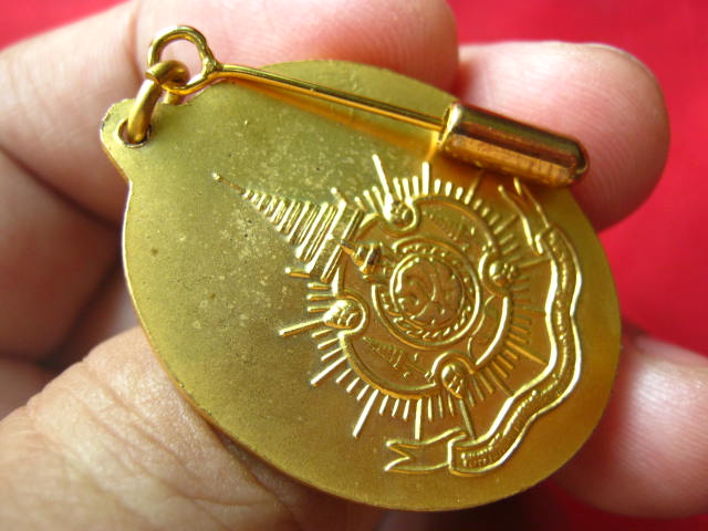 เหรียญในหลวง ที่ระลึกมหามงคลเฉลิมพระชนมพรรษา 6 รอบ ปี 2542 กะไหล่ทองลงยา