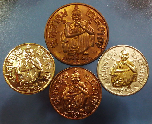 เหรียญรุ่นแซยิด 6 รอบ ครบ72 ปี ตอก 3 โค๊ด รวม 4 เหรียญ 4 แบบ ปลุกเสก72 วัน