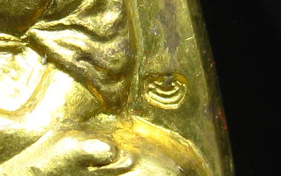 **เตารีดหลวงปู่ทวด พ่อท่านฉิ้น วัดเมือง ยะลา รุ่น 6 รอบ 3 เด้ง เนื้อฝาบาตร เคาะเดียวแดง**BP71