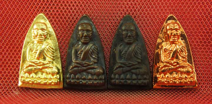 หลวงปู่ทวด พิมพ์เตารีดใหญ่ 4 องค์ เนื้อเปียกทอง เนื้อนวะ เนื้อผิวไฟ เนื้อสตางค์เเดง วัดในหาน อ.นอง อ