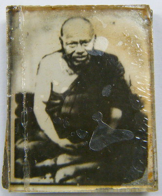 "เคาะเดียวครับ"150 ฿ รูปถ่ายอัดกระจกสองหน้า ไม่ทราบเกจิครับ