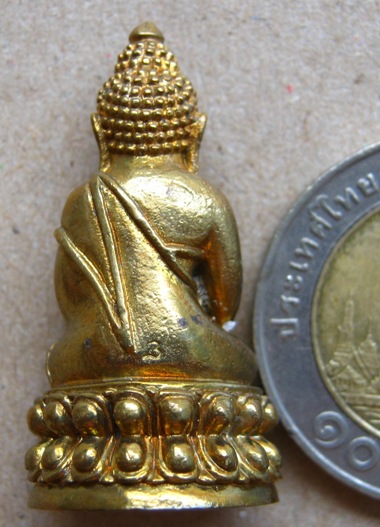 พระกริ่งไตรจักรชัยสิทธิ์ หลวงปู่ชื้น วัดญาณเสน จ อยุธยา ปี2545 เนื้อทองทิพย์ ตอกโค๊ต กับ หมายเลข2472