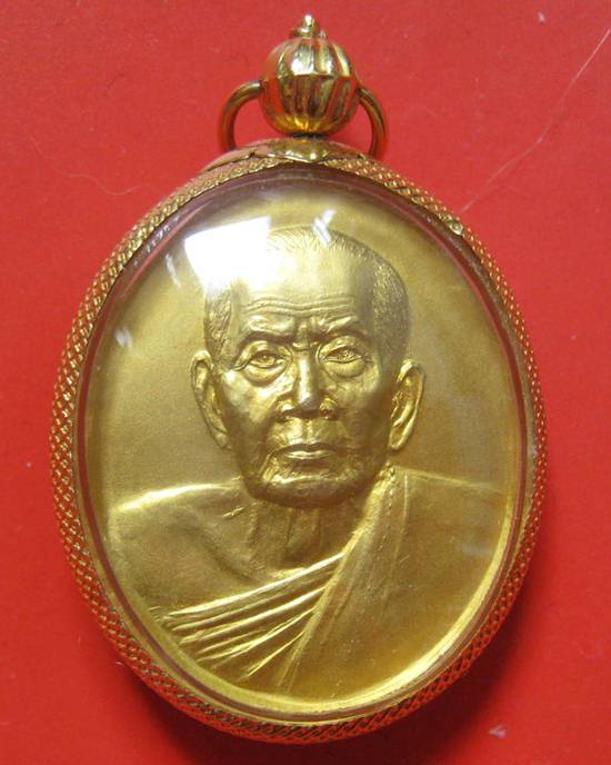 เหรียญกลมไข่กะหลั่ยทองปี 43 หลวงปู่หมุน วัดบ้านจาน เลี่ยมทองแท้ ออกวัดคลองทราย จ.จันทบุรี กล่องเดิม 