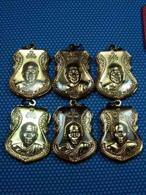เคาะเดียว 6 เหรียญ 6 สี ครบชุดครับ เหรียญเสมาหลวงพ่อทวดปี 22 ลงยา ยันต์ชิด นิยม*