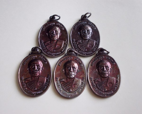 ***วัดใจ 5เหรียญ*** หลวงพ่อคูณตลาดไทรเก่า ปี 22 ทองแดงรมดำสภาพสวย#5