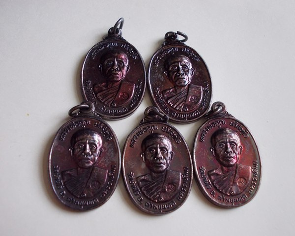 ***วัดใจ 5เหรียญ*** หลวงพ่อคูณตลาดไทรเก่า ปี 22 ทองแดงรมดำสภาพสวย#6