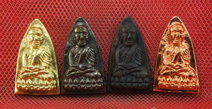 หลวงปู่ทวด พิมพ์เตารีดใหญ่ 4 องค์ เนื้อเปียกทอง เนื้อนวะ เนื้อผิวไฟ เนื้อสตางค์เเดง วัดในหาน อ.นอง อ
