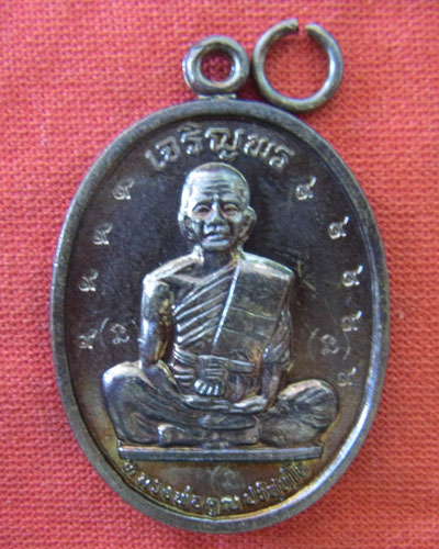 หลวงพ่อคูณ เจริญพรบนเต็มองค์ปี๒๕๓๖ เนื้อทองแดงหลังขีด โค๊ด ๙ ฐานแตก+โค๊ด นะ หัวน้ำ กรรมการ 