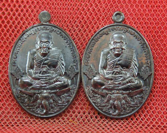 มาคู่ เหรียญหลวงปู่ทวด รุ่นมั่งมีศรีสุข วัดพระมหาธาตุวรมหาวิหาร จ.นครศรีธรรมราช ปี 55 เนื้อทองเเดง