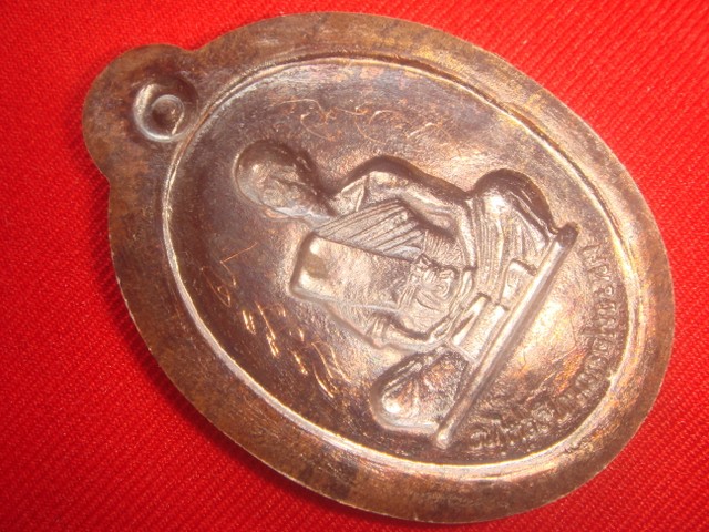 รุ่นย้อนยุคสร้างบารมีปี19 ออกวัดใหม่อัมพวันปี54 เนื้อทองแดงรมดำพิมพ์กรรมการไม่ตัดปีกหลังแบบเลข.539