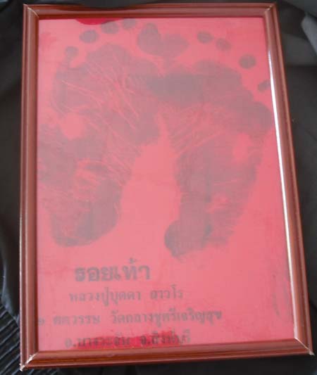 ของดีอีกชิ้นครับ ผ้ายันต์รอยเท้า รุ่น 1ศตววรต หลวงปู่บุดดา วัดกลางชูศรี ปี2536 สีแดง