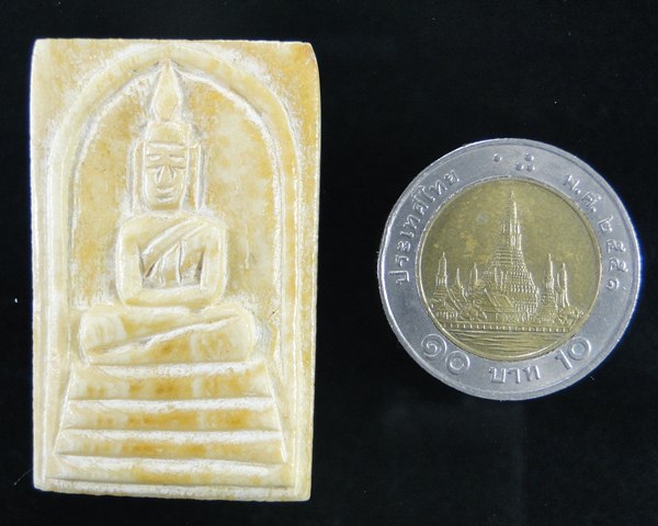 พระพุทธหลังพระปิดตาเนื้องาแกะ