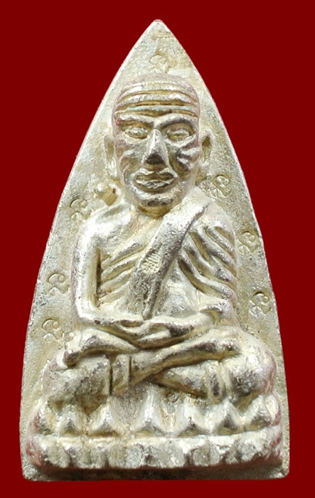 หลวงปู่ทวดหลังเตารีดหล่อโบราณวัดบวรนิเวศวิหาร เนื้อนวะโลหะแก่เงิน 12 โค๊ด หมายเลข 908 ปี 43