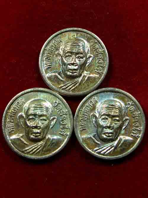 วัดใจ..3 เหรียญ****เหรียญแจกทาน ขวัญถุง ๙๙๙๙๙*** พระครูวิสัยโสภณ(ทิม) 05 เนื้อกะใหล่เงิน