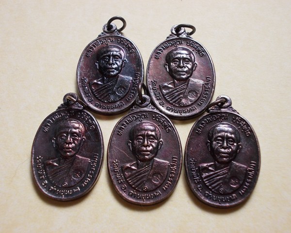 5เหรียญ *** หลวงพ่อคูณตลาดไทรเก่า ปี 22 ทองแดงสภาพสวยa4
