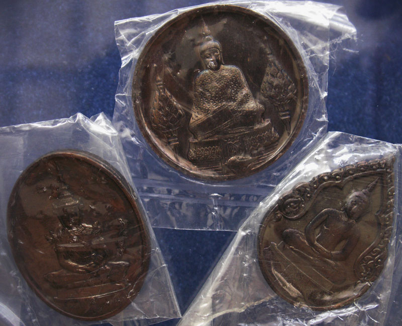 ครบชุด สวยๆ..เหรียญพระแก้ว หลังภปร. ฉลองกรุงรัตนโกสินทร์ 200 ปี พ.ศ. 2525 บล็อคพระราชศรัทธา ซองพลาสต