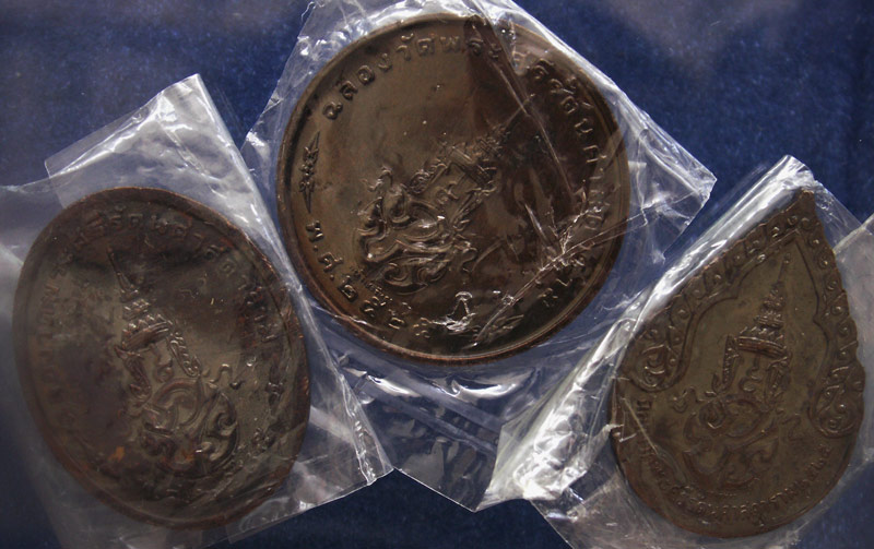 ครบชุด สวยๆ..เหรียญพระแก้ว หลังภปร. ฉลองกรุงรัตนโกสินทร์ 200 ปี พ.ศ. 2525 บล็อคพระราชศรัทธา ซองพลาสต