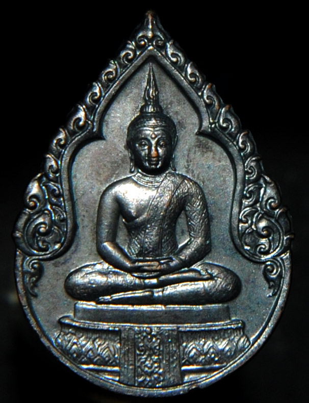เหรียญพระแก้วมรกต หลัง ภปร.ทรงเครื่องฤดูฝน ฉลองกรุง 200 ปี 2525 สวยๆ รมดำเดิมๆ ครับ