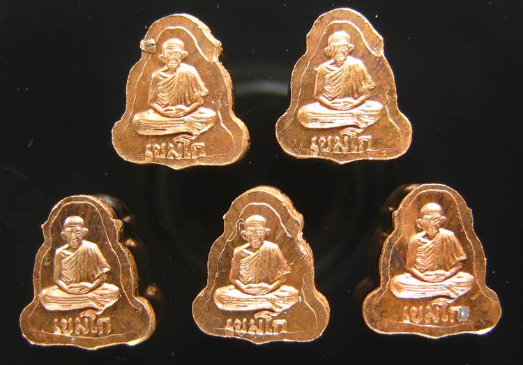 **ทีเดียว 5 องค์ พระปิดตาหลังรูปเหมือน หลวงพ่อเกษม เขมโก เนื้อทองแดง สวยๆ เคาะเดียวแดง**BS61