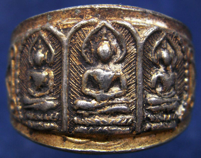 แหวนพระสามองค์ ข้างยันต์สาม กะหลั่ยทอง เก่าเก็บ