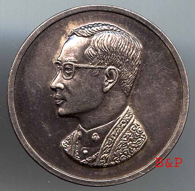 *เหรียญในหลวง คุ้มเกล้า พิมพ์ใหญ่ เนื้อเงิน*