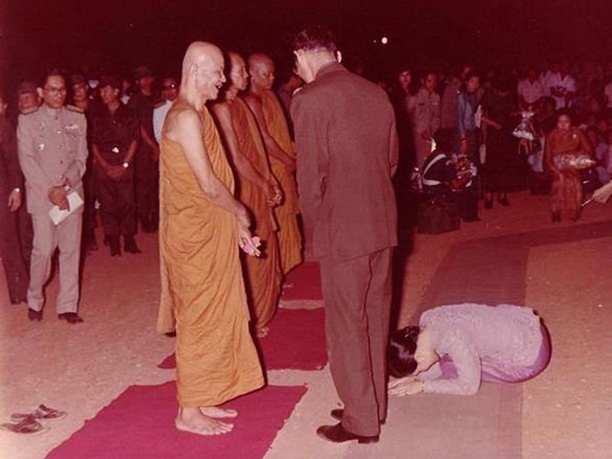 พระสมเด็จหลวงตามหาบัว ฝั่งตะกรุดทอง 9 ดอก 
