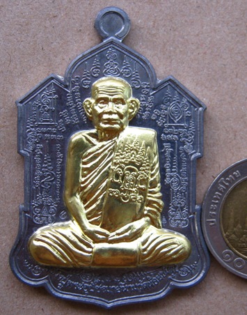 เหรียญจิ๊กโก๋ ( เหรียญไตรมาส ๕๓ ) หลวงปู่นาม วัดน้อยชมภู่ จ.สุพรรณบุรี ปี2553 เนื้อตะกั่วหน้าทองฝาบา