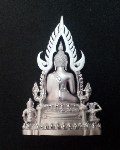 พระพุทธชินราช (จำลอง) ภปร. เนื้อเงินชุบทองคำขาว พิมพ์กลาง (ขนาดหน้าตัก ๑/๒ นิ้ว) หมายเลข 4009