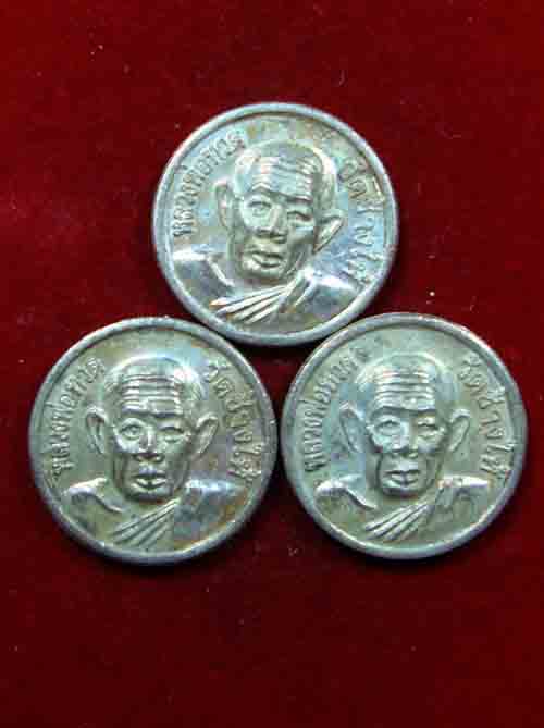***เหรียญแจกทาน ขวัญถุง 3 เเหรียญ*** พระครูวิสัยโสภณ(ทิม) 05 เนื้อกะหลั่ยเงิน