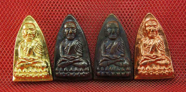 หลวงปู่ทวด พิมพ์เตารีดใหญ่ 4 องค์ เนื้อเปียกทอง เนื้อนวะ เนื้อผิวไฟ เนื้อสตางค์เเดง วัดในหาน อ.นอง อ