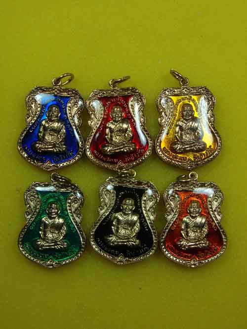 เคาะเดียว..6 เหรียญ 6 สี ครบชุดครับ เหรียญเสมาหลวงพ่อทวดปี 22 ลงยา ยันต์ชิด นิยม*