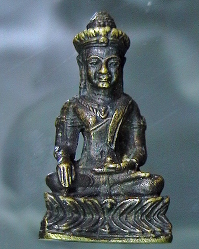 รูปหล่อพระพุทธทรงเครื่อง ไม่ทราบที่ สวย ปิด๑๐๐บาทครับ 
