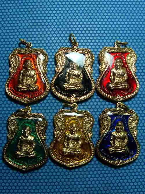 วัดใจ..6 เหรียญ 6 สี ครบชุดครับ เหรียญเสมาหลวงพ่อทวดปี 22 ลงยา ยันต์ชิด นิยม*