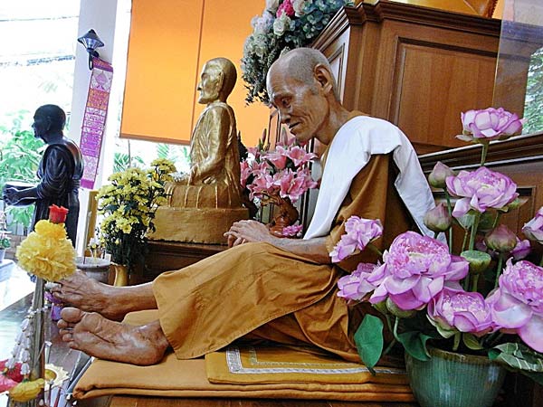 พระพิมพ์ขุนแผนมหาเสน่ห์ หลังยันต์ตรี แช่น้ำมนต์ เนื้อดินดำปราสาทขอมพันปี เทพเจ้าแห่งโชคลาภ หลวงปู่สร