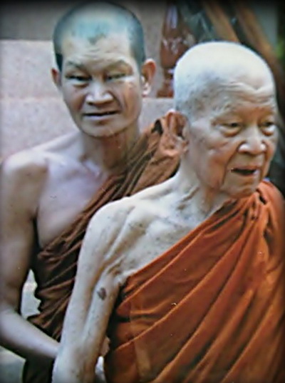 เหรียญหลวงปู่บุญเพ็ง รุ่นแรก เนื้อทองเหลือง สวยแชมป์ พิเศษสุด ติดเกศา จีวร มีจาร หายาก (เคาะเดียว)