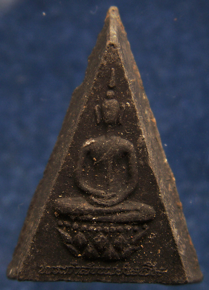 พระกำลังแผ่นดิน พิมพ์เล็ก (คะแนน) มวลสารจิตรลดา (เนื้อดำ) ในหลวงครองราชครบ 50 พรรษา พ.ศ. 2539 สร้างน