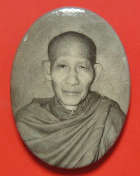 ล็อกเก็ตขาวดำ หลวงพ่อเกษม เขมโก รุ่น มงคลเกษม 81 หลังปิดแผ่นทองแดง ปี 2535