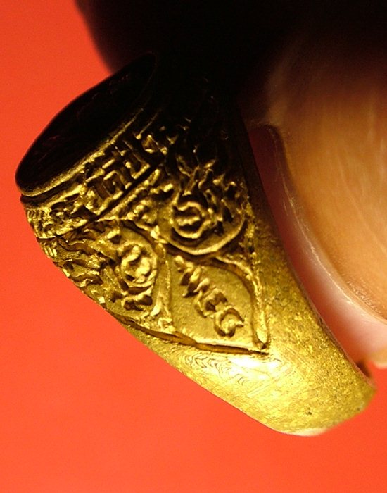 แหวนรูปหลวงปู่หมุน ฐิตสีโล รุ่น เสาร์ ๕ มหาเศษฐี 