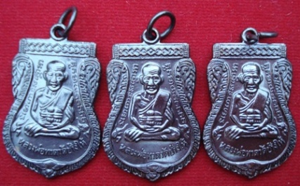 หลวงพ่อทวด วัดช้างให้ เสมาใหญ่รมดำ ปี 55 พร้อมใบคาถาจากวัด 3 องค์ #263#
