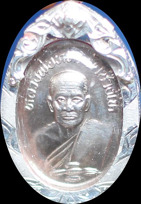 > รายการวัดใจ.... เหรียญเม็ดแตงเนื้อเงิน ปี22 หลวงปู่ทวด หลังอ.ทิม เลี่ยมกรอบเงินแท้