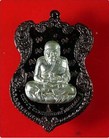 เหรียญโล่ห์ใหญ่ ฉลุประกบซุ้ม ยกหน้า "โค้ด ก" + "โค้ตลายเซ็นรอบองค์" หลวงปู่ทวด ญสส.