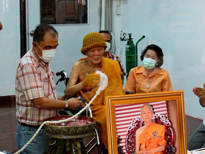 เหรียเญห่วงเชื่อมหลวงพ่อคูณ ปริสุทโธ รุ่น สร้างบารมี90 เนื้ออัลปาก้าหลังยันต์เลข782สวยครับ
