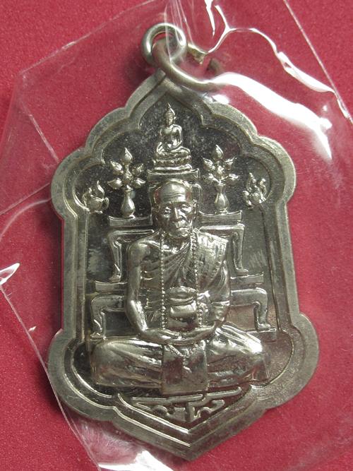 หลวงปู่คำบุ รุ่นมหาลาภหนุนดวง ๘๘ เนื้ออัลปาก้า หมายเลข 810 กล่องเดิม ครับ
