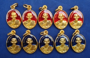 หลวงปู่ทวดวัดช้างให้ พิมพ์เม็ดแตงลงยาสีแดง+น้ำเงินเคลือบเรซิ่น ปี 55 รวม 10 องค์ พร้อมใบคาถา 5 ใบ #3
